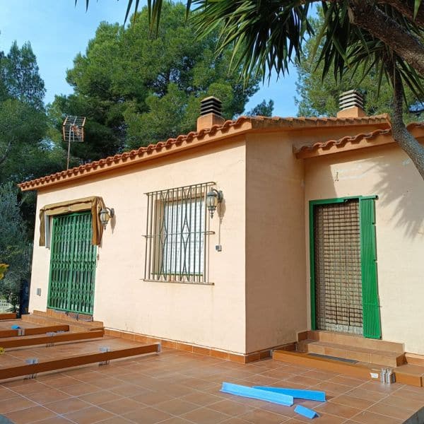 Façana exterior a Masllorenç abans d'instal·lar tancament d'alumini i PVC