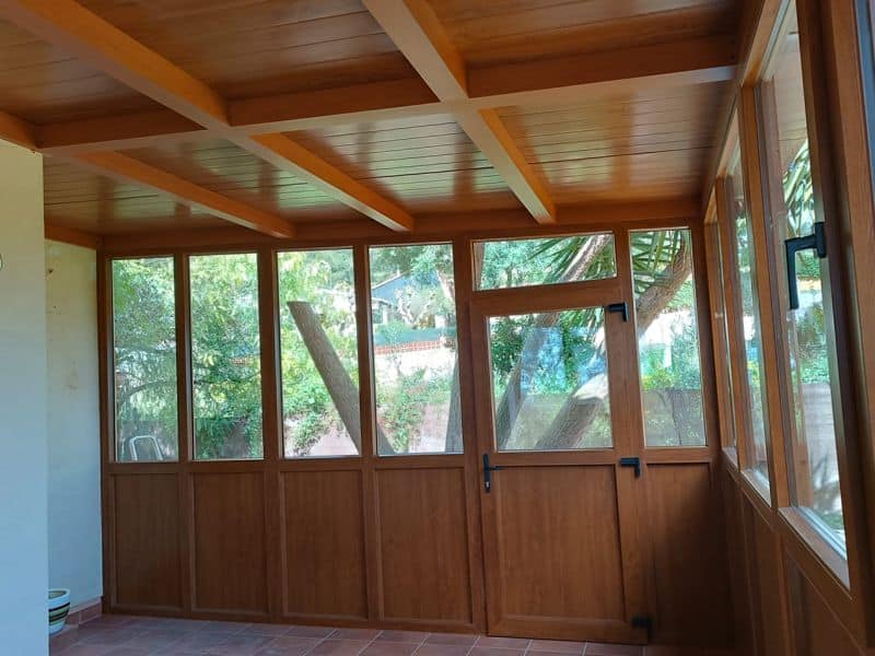 Cerramiento interior de PVC roble dorado en vivienda de Masllorenç
