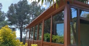 Cerramiento exterior de aluminio efecto madera y PVC en Masllorenç